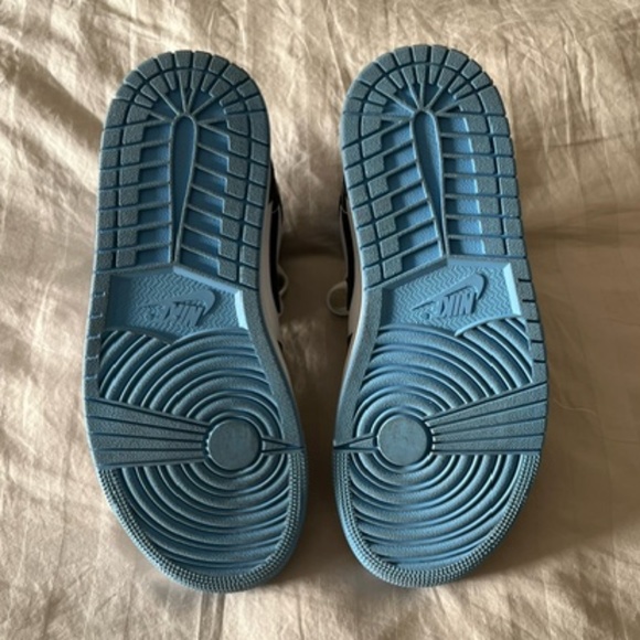 NIKE AIR JORDAN 1 RETRO HIGH OG 8.5W or 7M BLACK WHITE UNIVERSITY BLUE - Picture 5 of 5